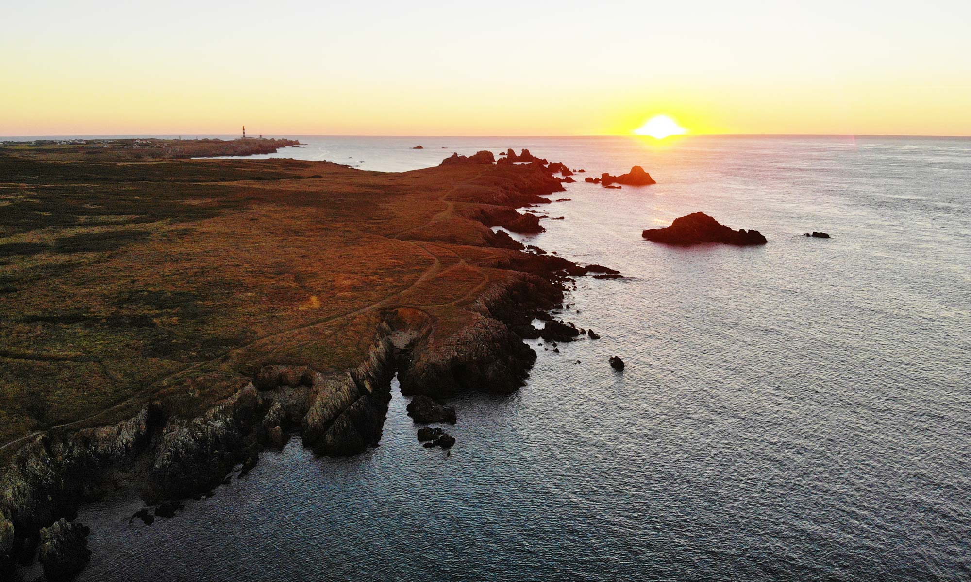 Coucher de soleil sur l'ile d'Ouessant - Phare du Créac'h - bout du monde - cote sauvage - Keranchas - Eusa découverte - transport - visite commentée - taxi - minibus de 8 places